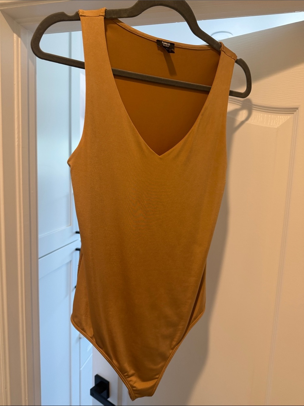 Express- Body Contour- Sleeveless V-Neck Bodysuit camel/ natural color